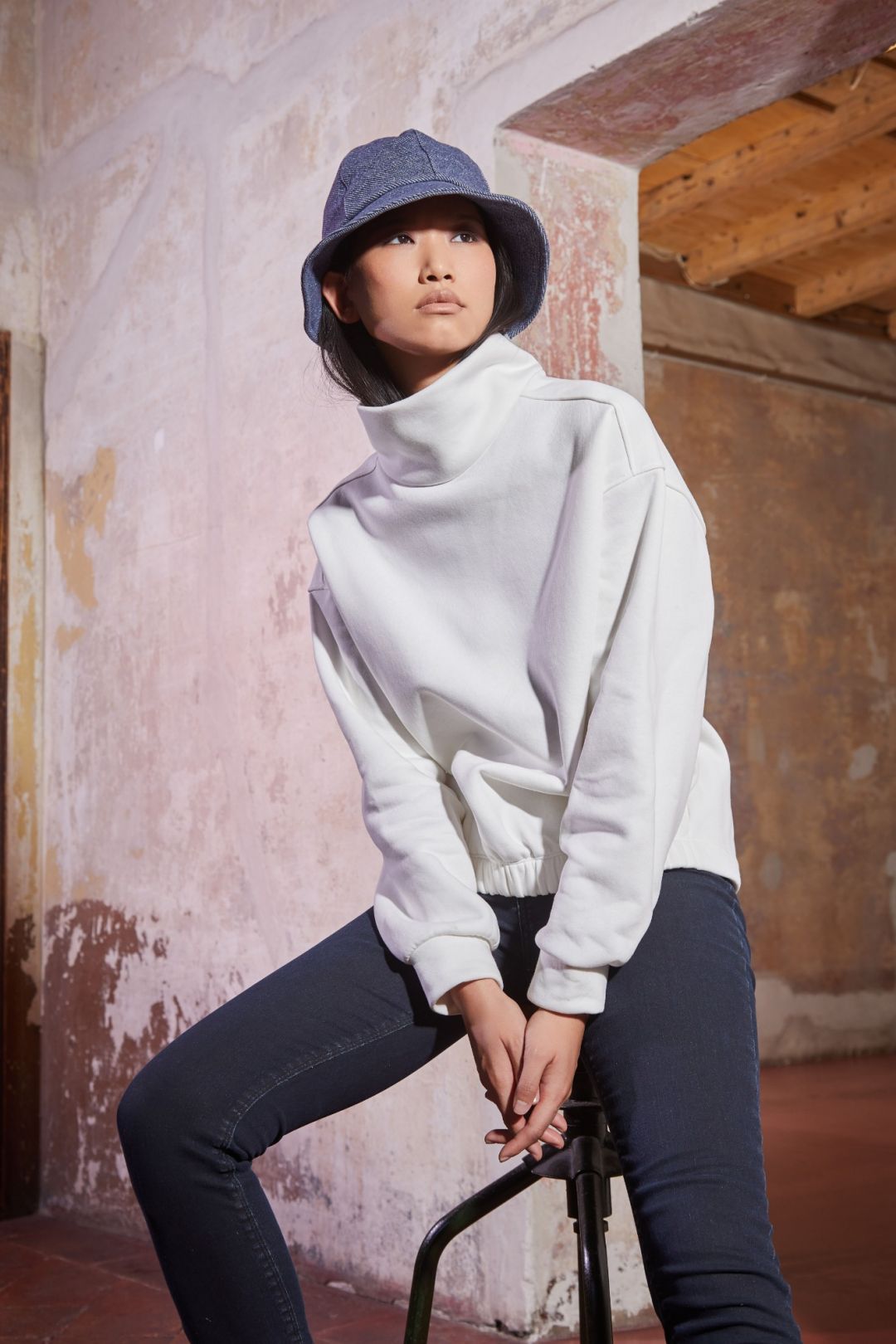 oversized sweatshirt with high collar and zip on the back