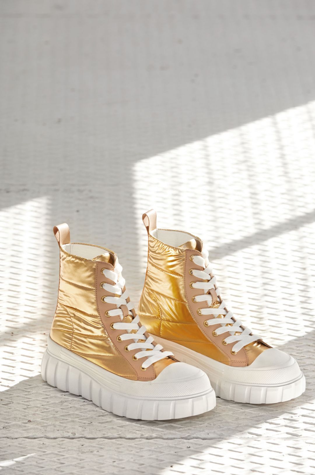 sporty ankle boots in quilted patent leather fabric